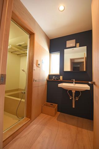 second floor unit bathroom with washbasin